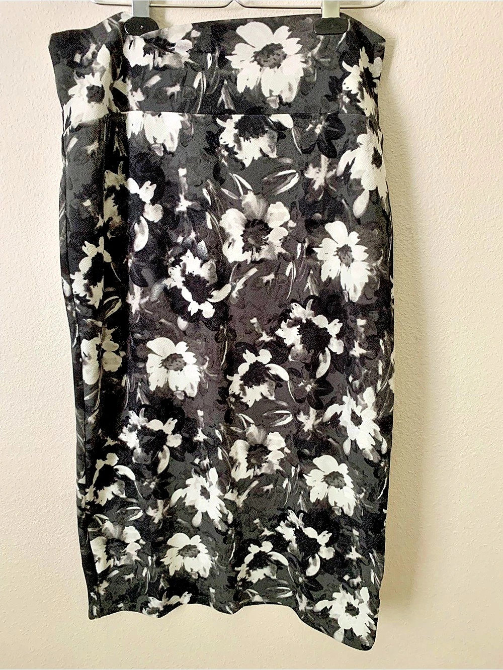 LuLaRoe Ivy Pencil Skirt Floral Black & White
